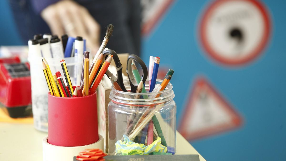 Botes con lápices en un aula de un colegio de Aragón.
