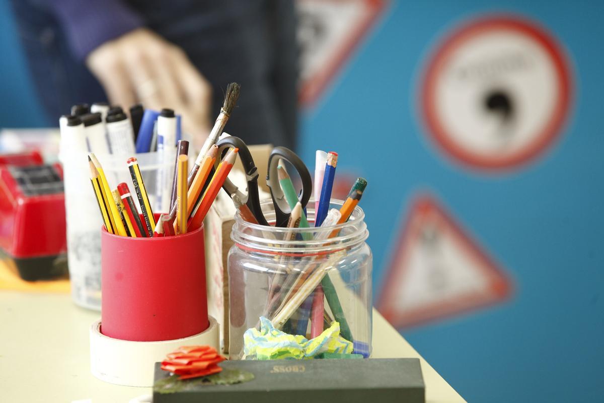 Botes con lápices en un aula de un colegio de Aragón.