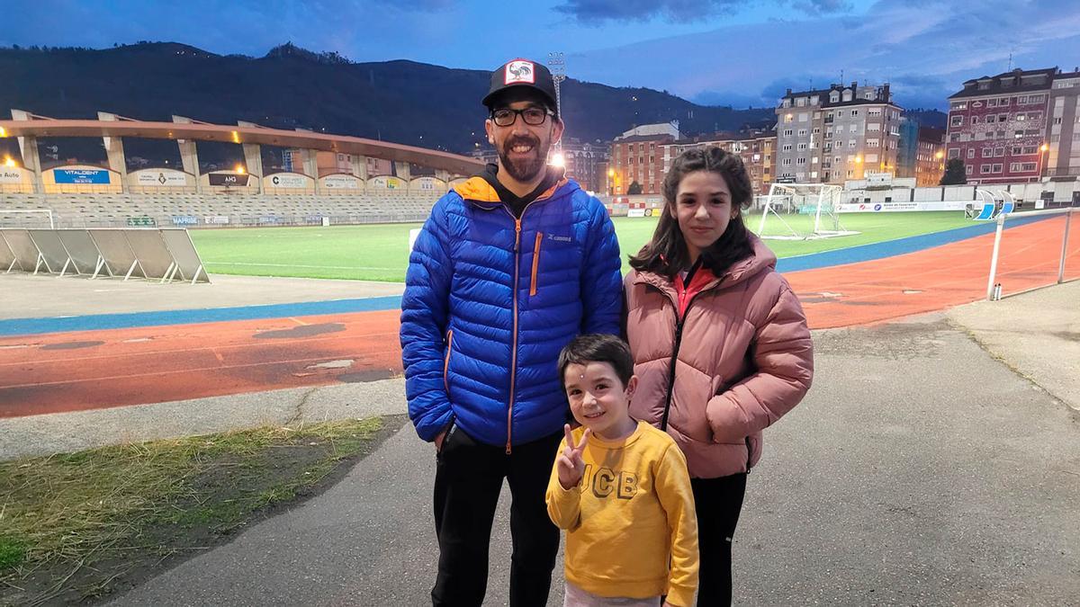 Los hijos de Raúl Velasco, Carla y Martín, de 11 y 5 años, se enteraron del premio a la salida del colegio. "Fue muy emocionante, la verdad que me gustaría ir a Disneyland"