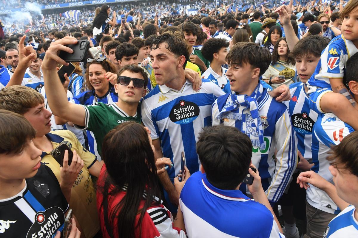 Dani Barcia, entre aficionados del Dépor tras la invasión
