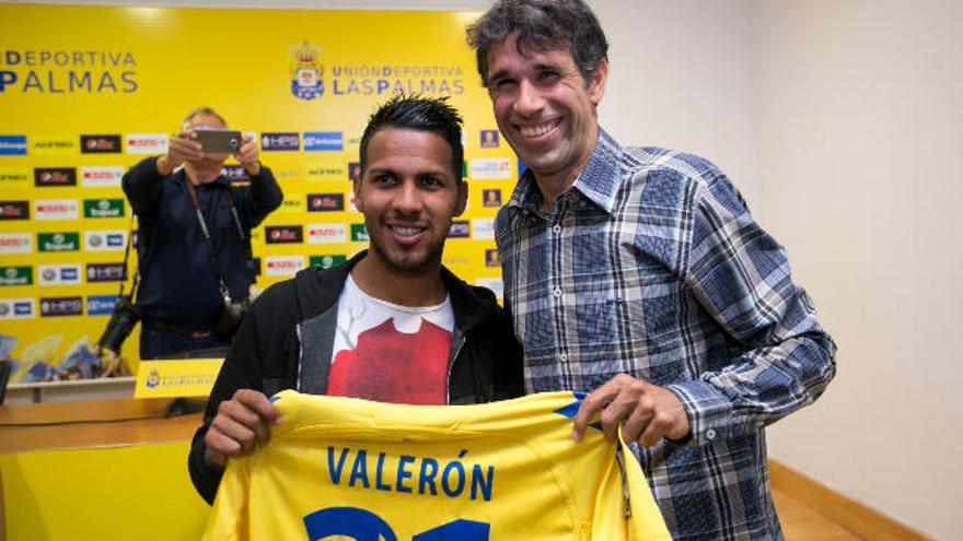 Valerón posa junto a Viera, con la elástica del &#039;Flaco&#039;.