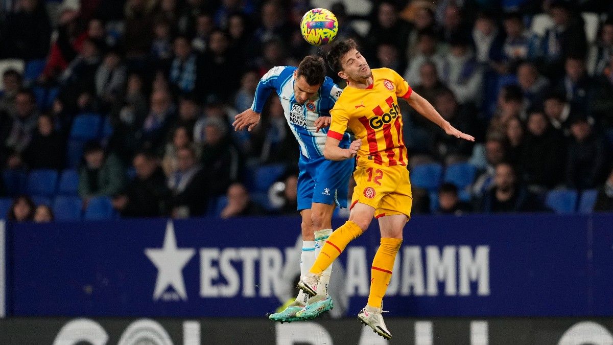 Toni Villa, en una acción del derbi