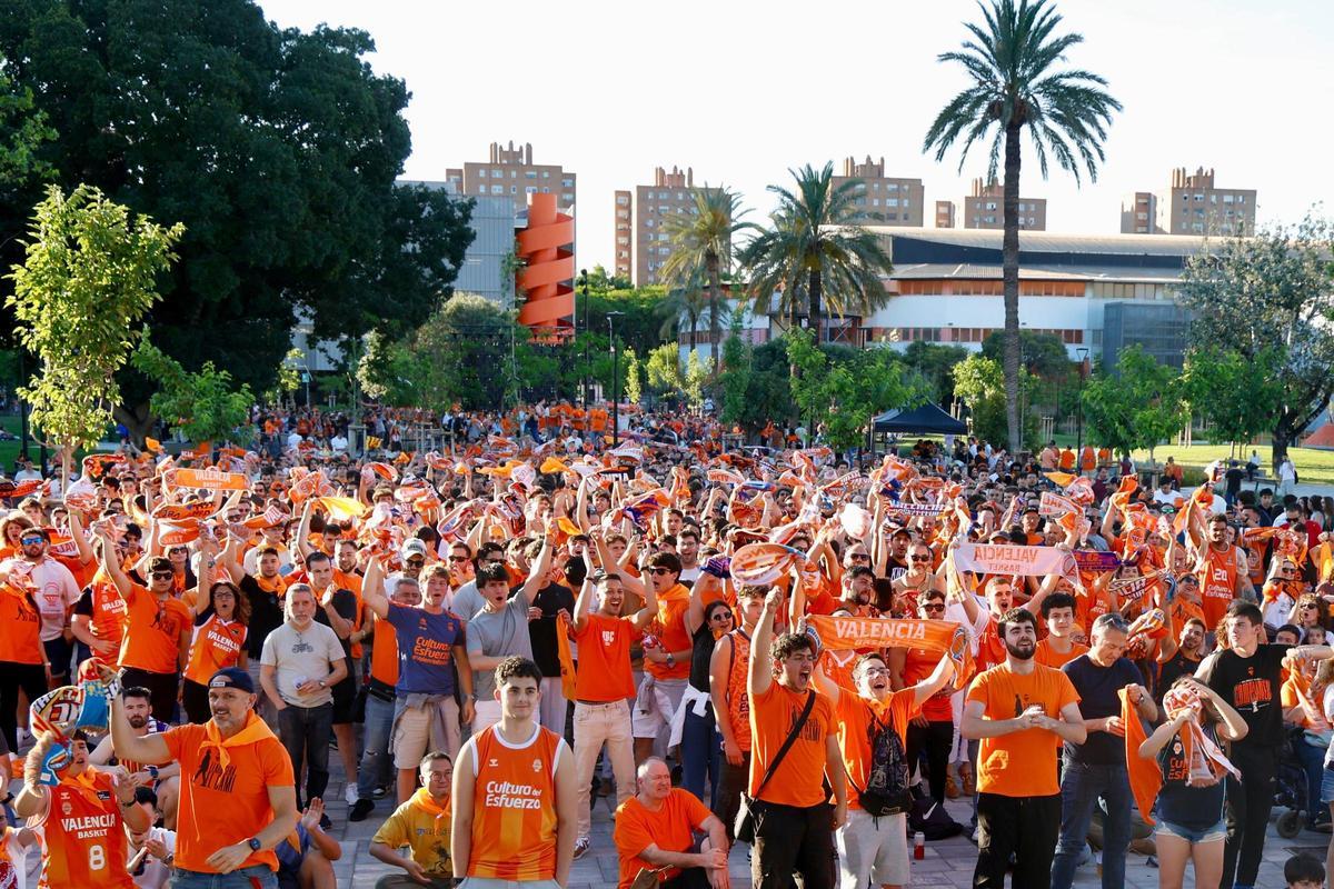 Ambiente taronja en el Roig Arena para ver la Final Four