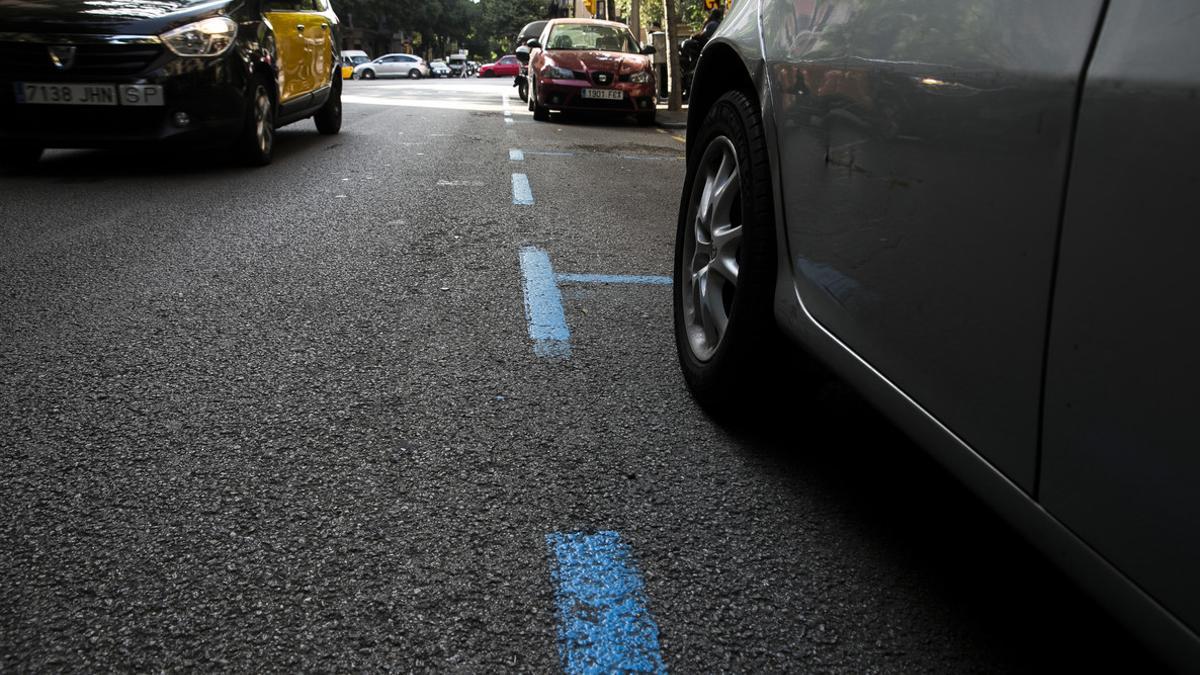 Un coche en la zona azul.