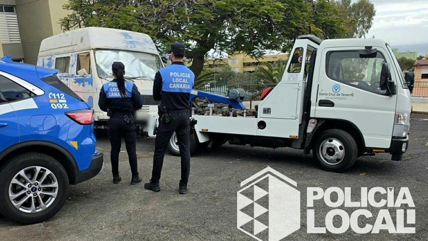 Retiran en Santa Cruz de Tenerife una furgoneta abandonada utilizada como vivienda precaria