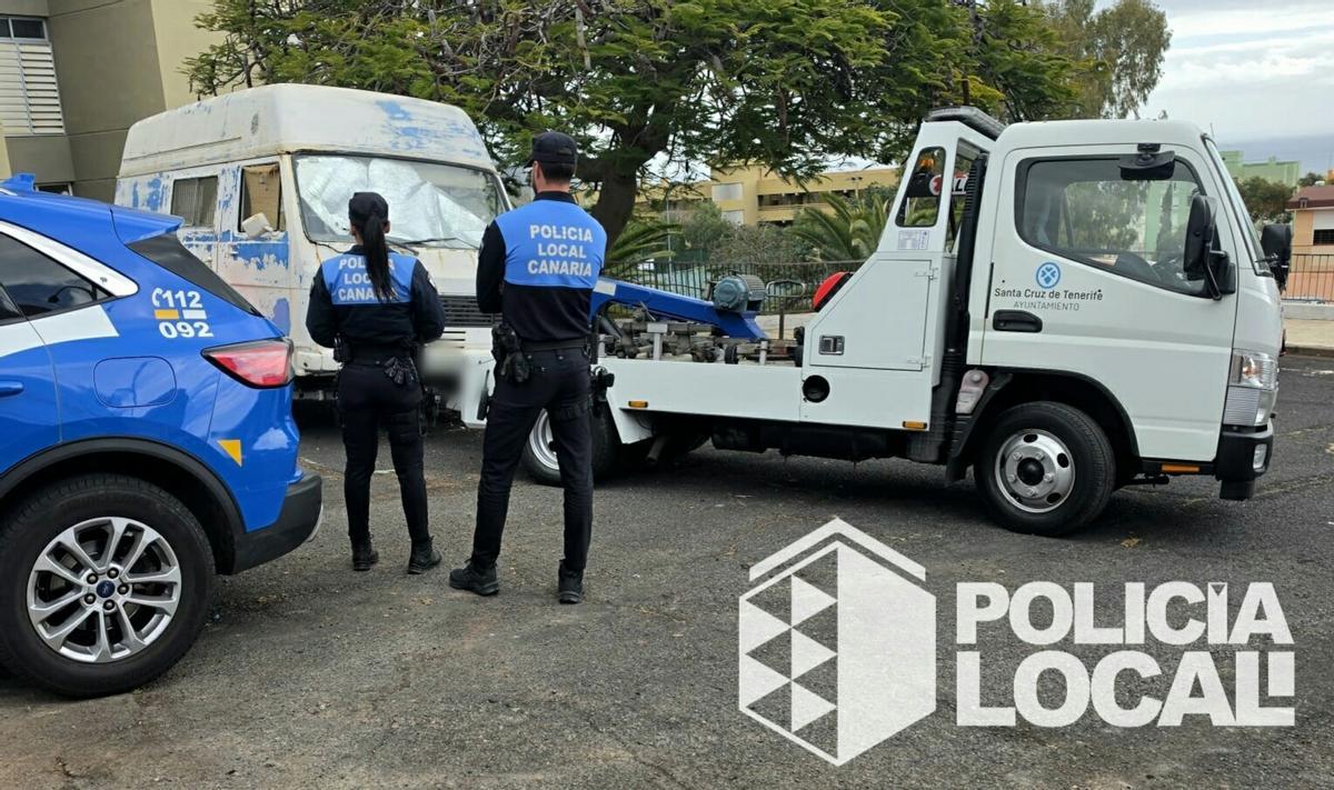 Agentes de la Policía Local durante la retirada del vehículo.