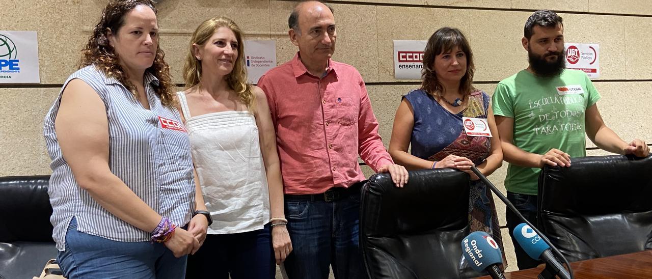 Representantes de los sindicatos, hoy, tras reclamar el cese de la consejera.