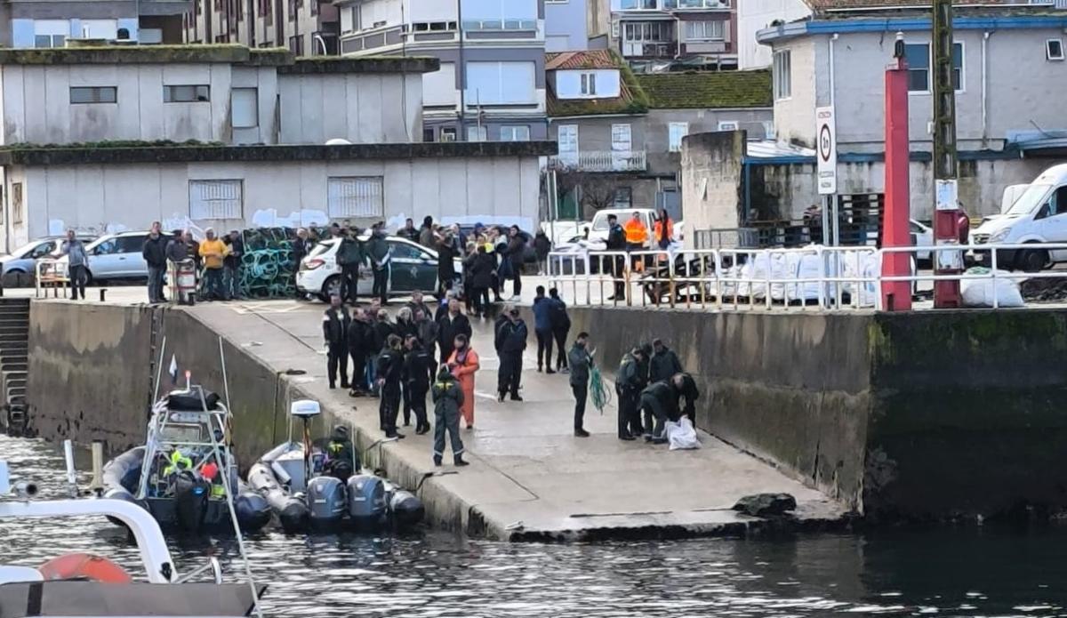 Los buzos de Gardacostas localizan el cuerpo del pescador de Bueu que se cayó al mar desde su dorna Los buzos de Gardacostas localizan el cuerpo del pescador de Bueu que se cayó al mar desde su dorna