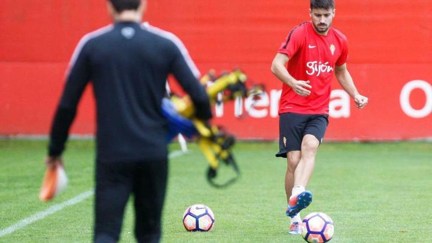 Canella, ayer, golpeando el balón.