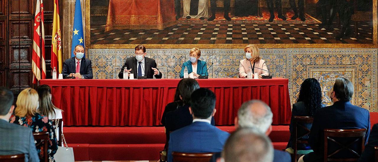 Salvador Navarro, Ximo Puig, Ana Barceló y Fátima Báñez, ayer, en València.  | EFE