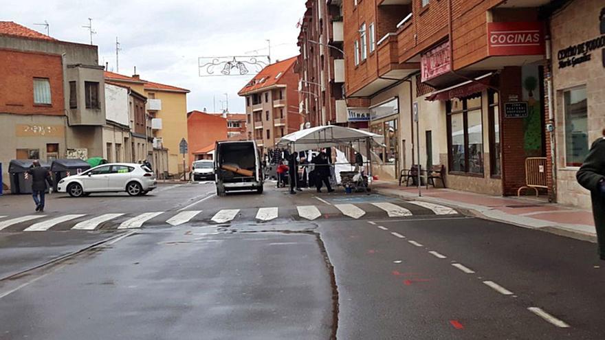 El frío y la ausencia de público echó para atrás a vendedores del mercadillo de Benavente, que ni montaron el puesto