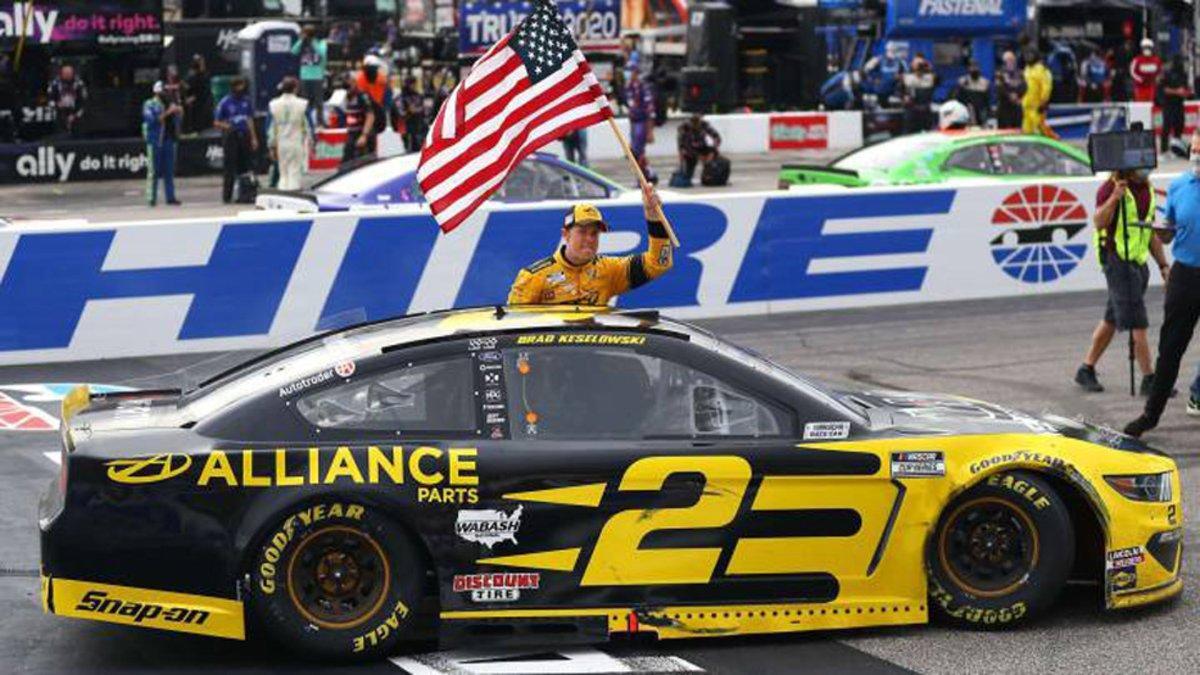 Keselowski celebra la victoria con la bandera norteamericana