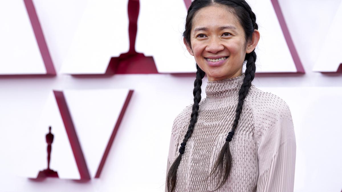Primer plano de Chloe Zhao en la alfombra roja de los premios Oscar 2021