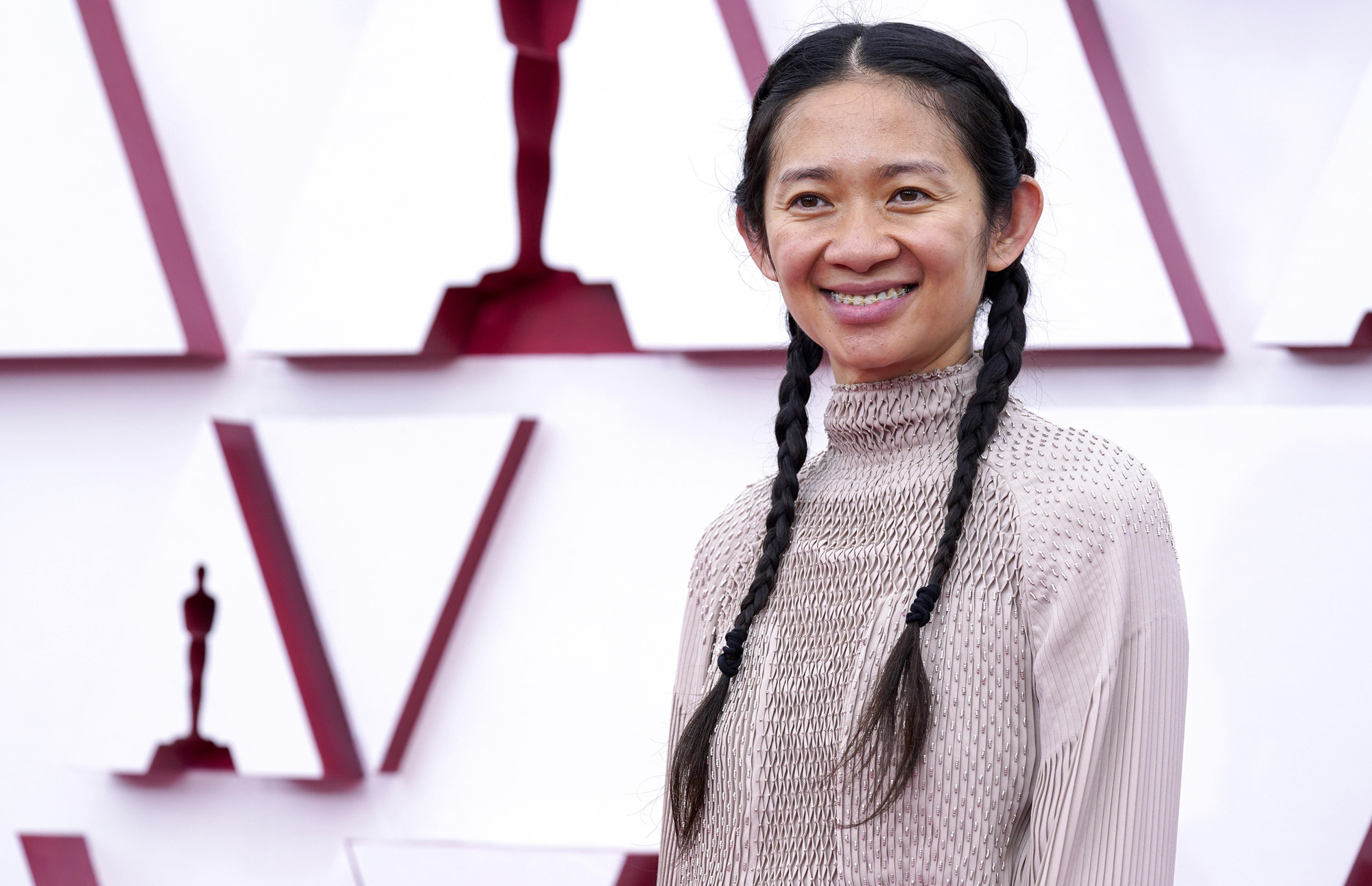 Primer plano de Chloe Zhao en la alfombra roja de los premios Oscar 2021