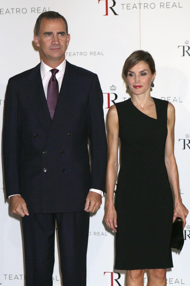 Letizia Ortiz con vestido negro junto a Felipe VI