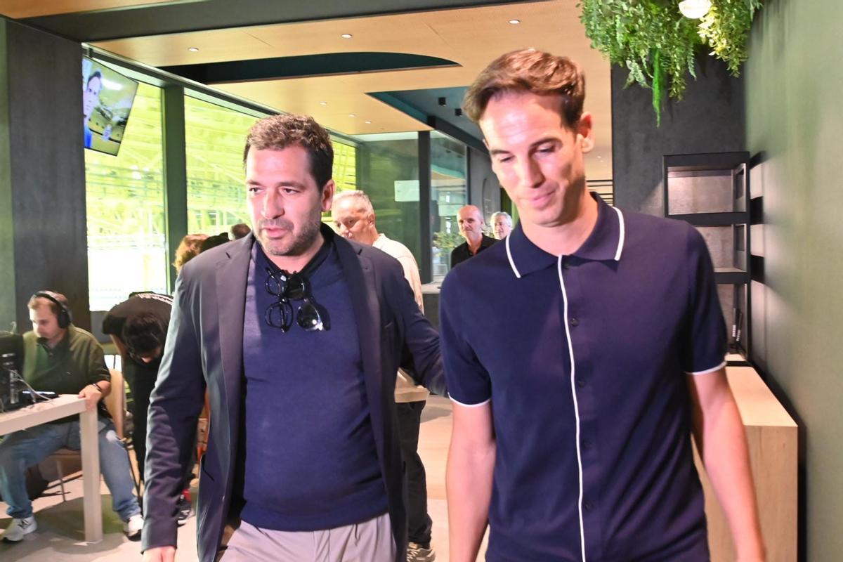 Iñigo Pérez, durante su presentación como nuevo entrenador del Villarreal junto al consejero delegado amarillo, Fernando Roig Negueroles.