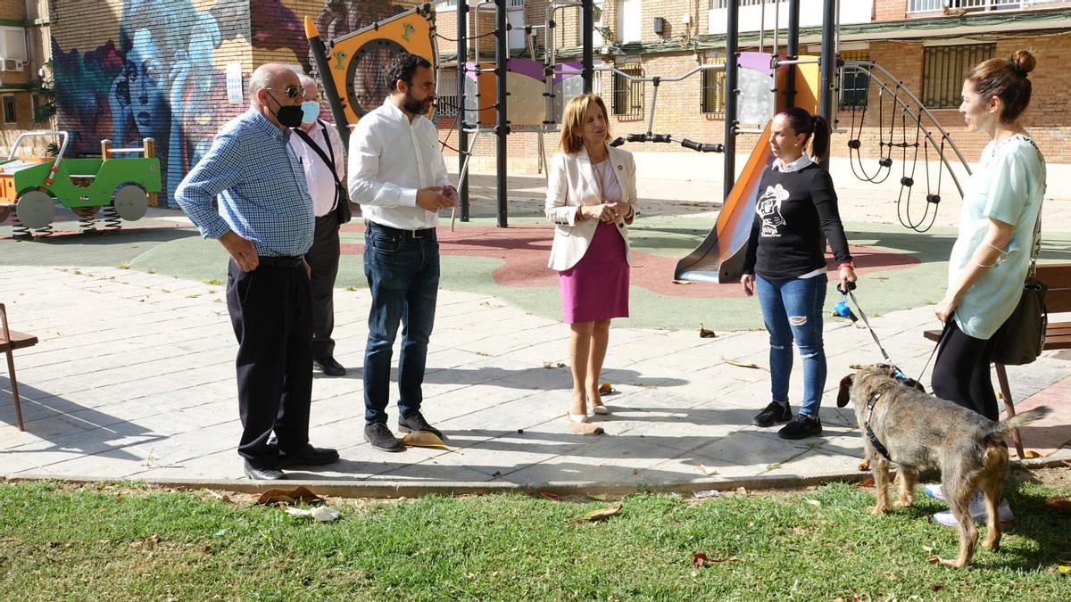 Daniel Pérez y Begoña Medina, con vecinos de Carretera de Cádiz.