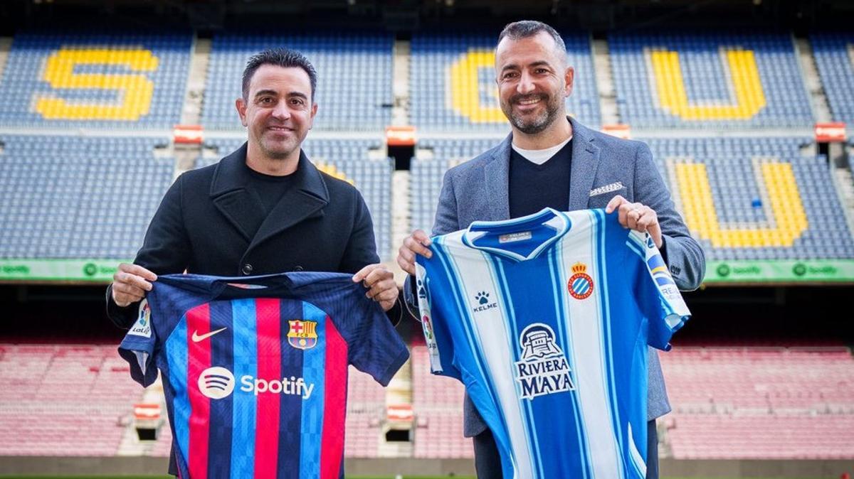 Xavi, técnico del Barça, y Diego Martínez, entrenador del Espanyol, posan en el Camp Nou.
