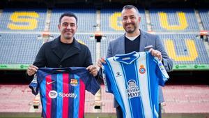 Xavi, técnico del Barça, y Diego Martínez, entrenador del Espanyol, posan en el Camp Nou.