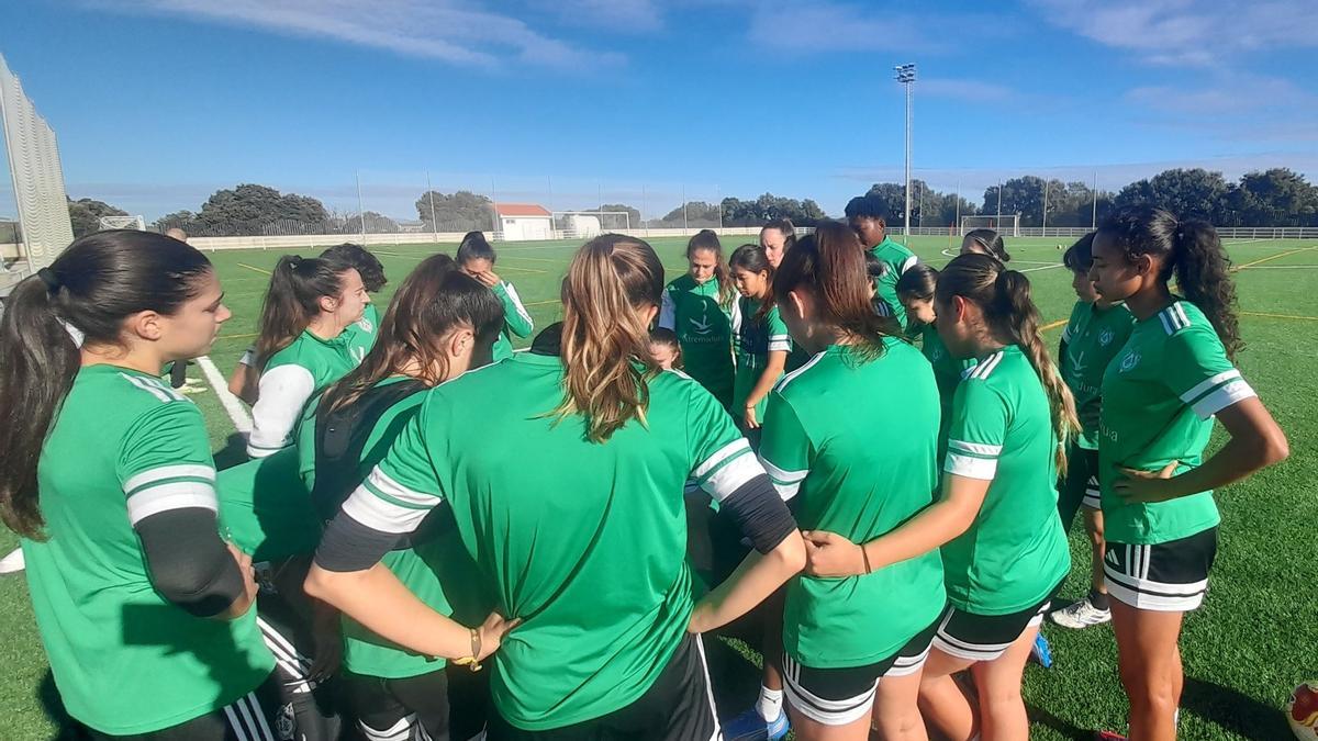 Las jugadoras del Cacereño Femenino atienden las explicaciones de Ernesto Sánchez, este lunes.