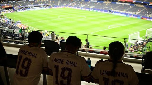 Aficionats d’Espanya abans del partit de semifinal del Mundial 2026 entre les seleccions de França i Espanya, aquest dimarts al Dallas Stadium.