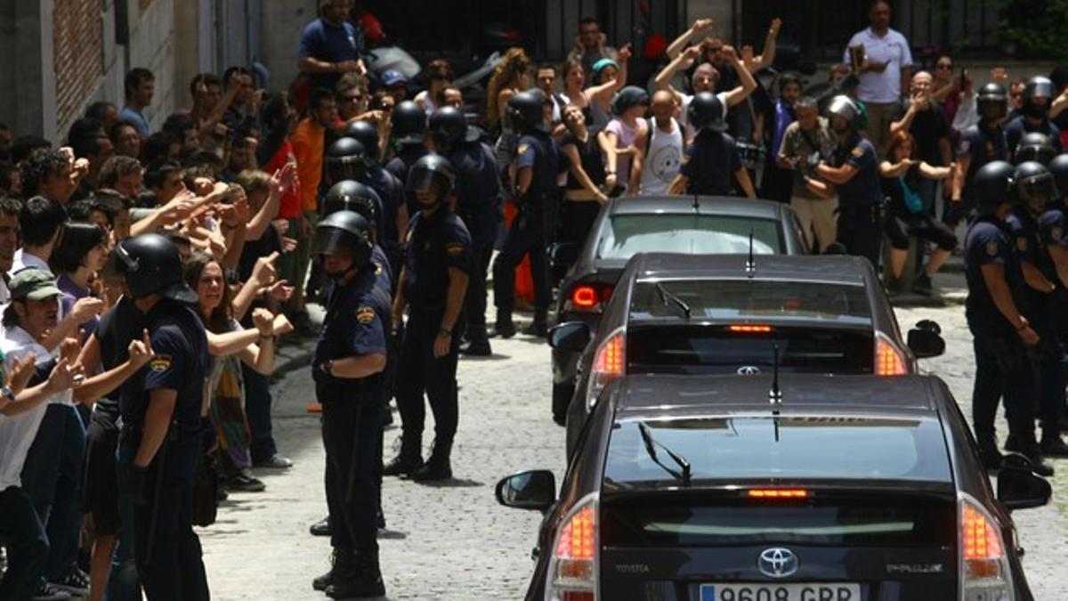 Indignados cortan la calle de Alcalá