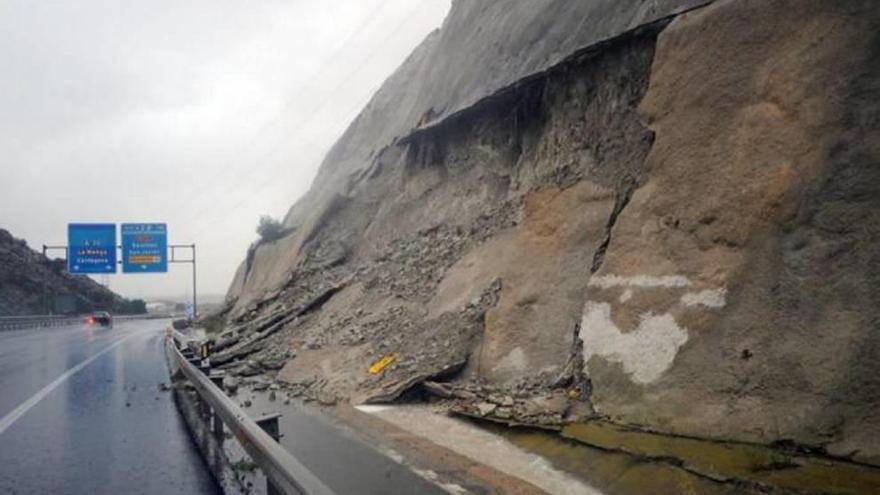 Una de las vías afectadas por las recientes lluvias en la Región.