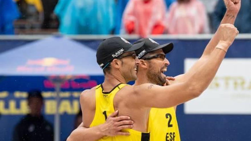 Los españoles Herrera-Gavira celebran su triunfo en la arena de la pista central de Ostrava.