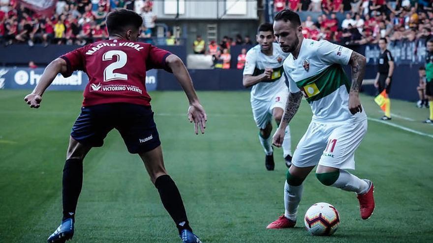 Iván Sánchez intenta irse de Nacho Vidal, durante el partido de la primera vuelta en El Sadar