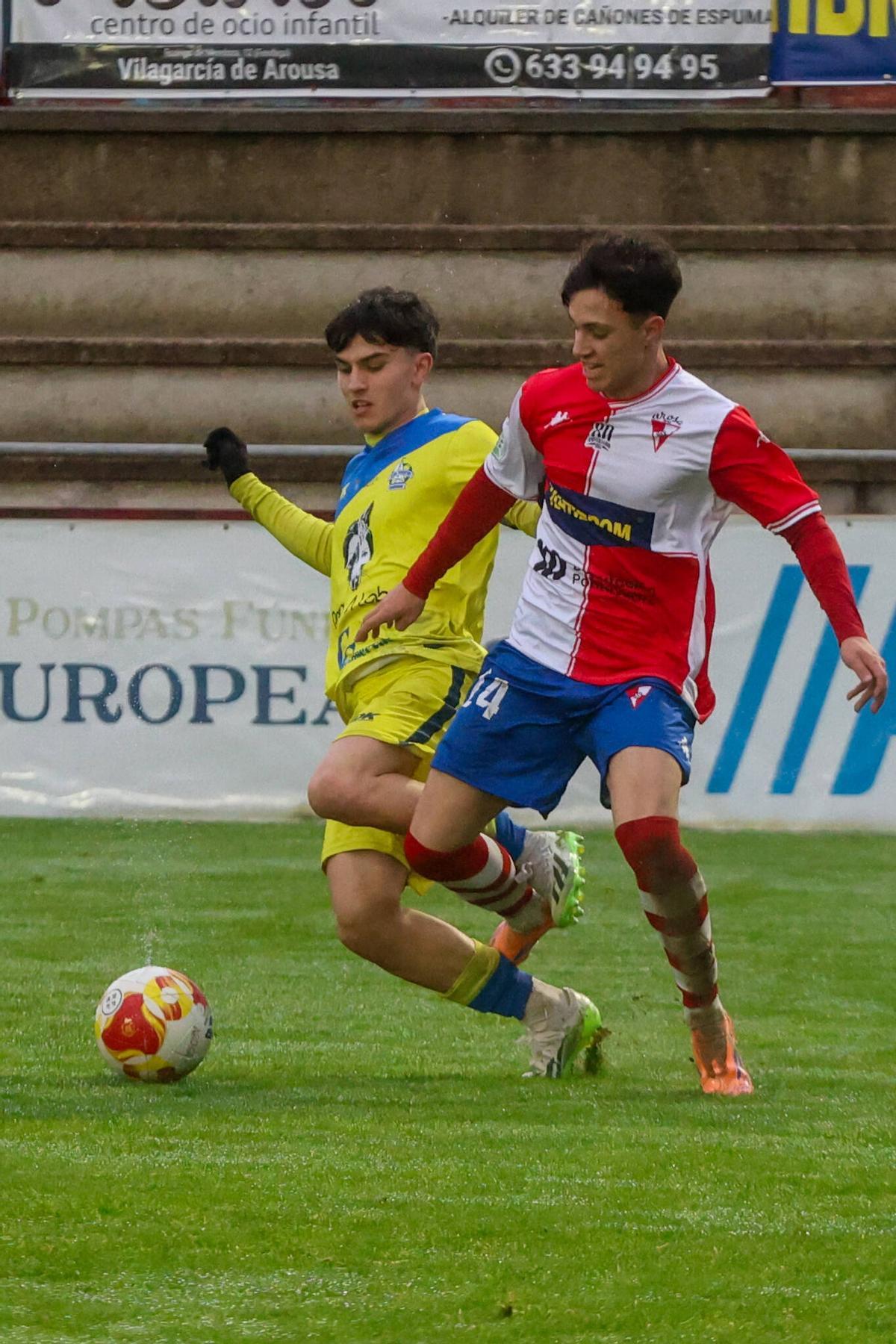 Las imágenes del derbi de O Salnés entre Arosa y Cambados en A Lomba