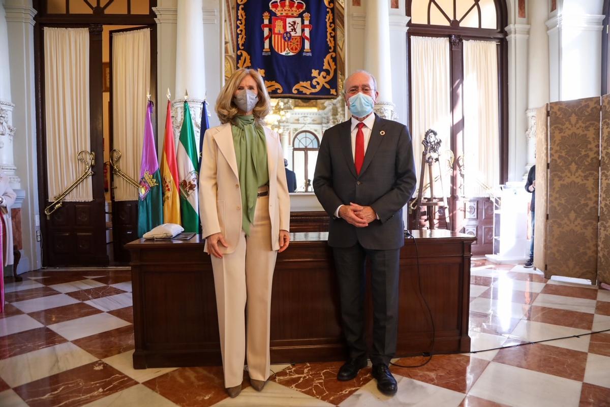 Garmendia y De la torre, en el Salón de los Espejos del Ayuntamiento de Málaga