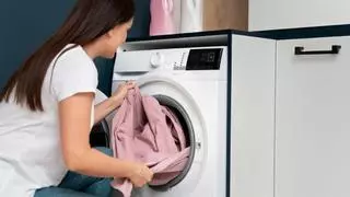 Els tres trucs per rentar la roba que utilitzen a les bugaderies i que pots utilitzar a casa teva