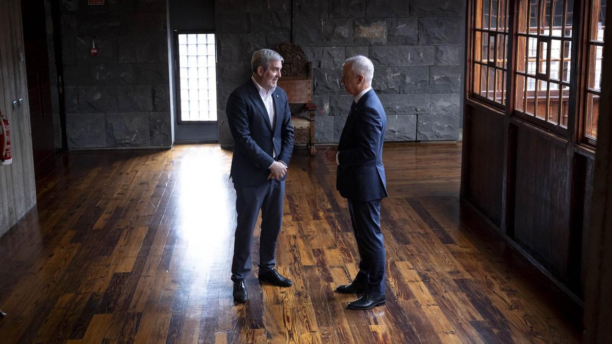 Clavijo y Urkullu buscan vías para fortalecer posición de Canarias en el Atlántico medio