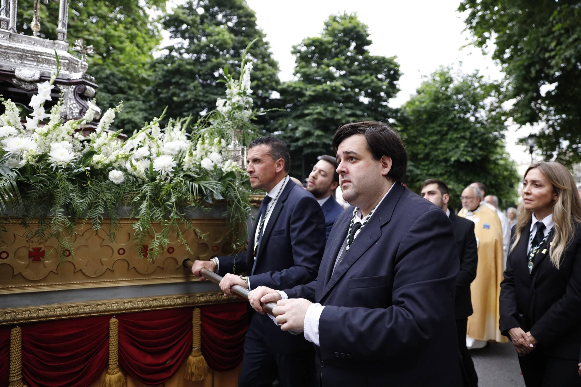 Pétalos, incienso, niños... así fue la procesión del Corpus Christi en Gijón (en imágenes)