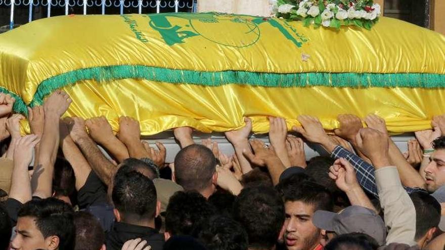 Funeral en Líbano de un miliciano de Hezbolá, caído en Idlib (Siria). // Efe