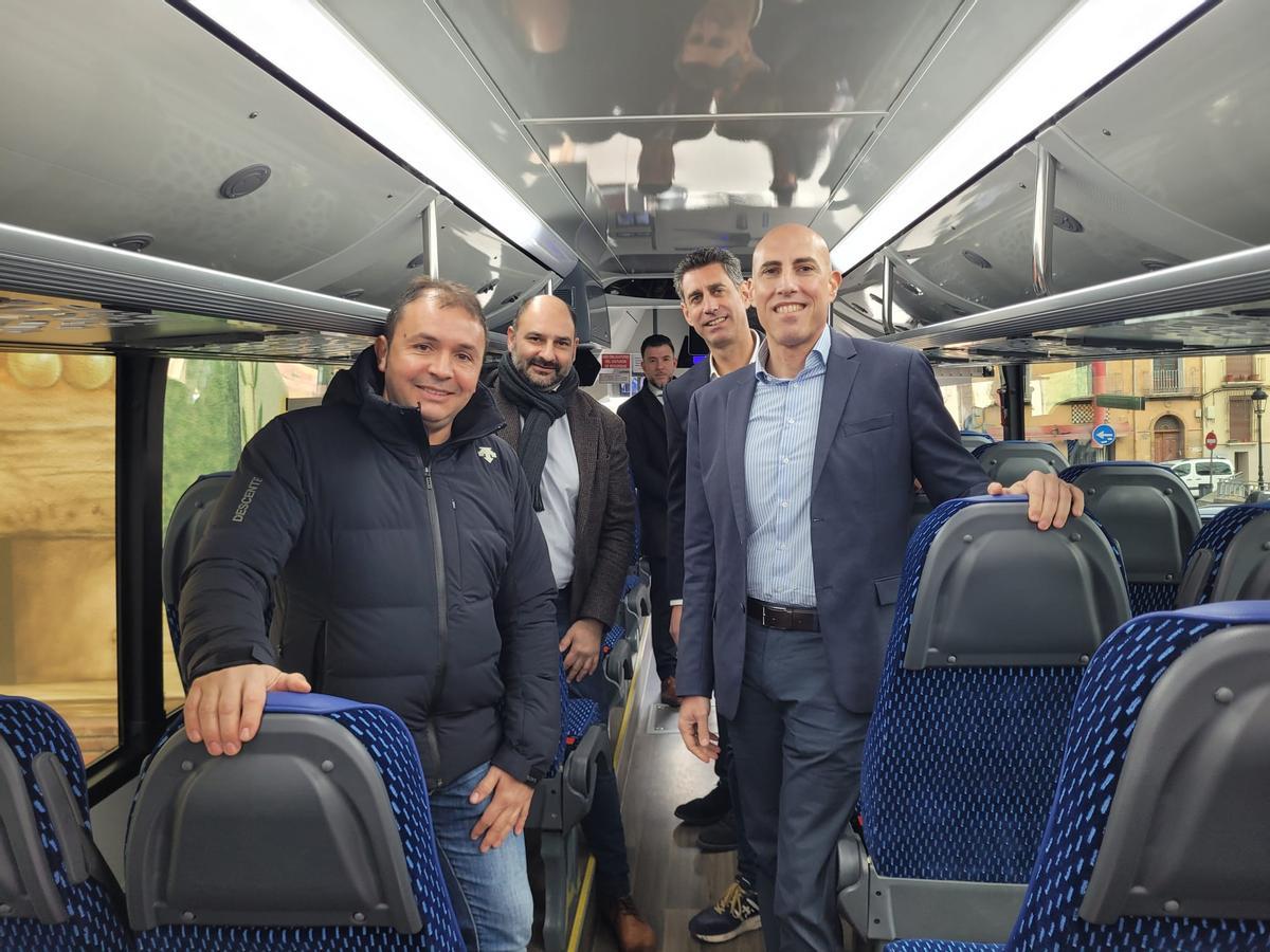 Los representantes institucionales, este lunes, tras la puesta en marcha del nuevo lote de servicios por bus.