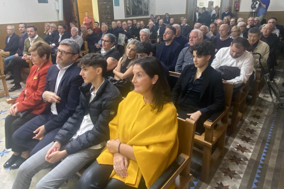 Gambín presenta su libro del Centenario del Elche rodeado de leyendas y expresidentes Gambín presenta su libro del Centenario del Elche rodeado de leyendas y expresidentes