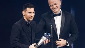 Paris (France), 27/02/2023.- Argentinian soccer player Lionel Messi of Paris Saint-Germain FC with his the Best FIFA Mens Player Award next to FIFA President Gianni Infantino on stage during the The Best FIFA Football Awards 2022 ceremony in Paris, France, 27 February 2023. (Francia) EFE/EPA/YOAN VALAT