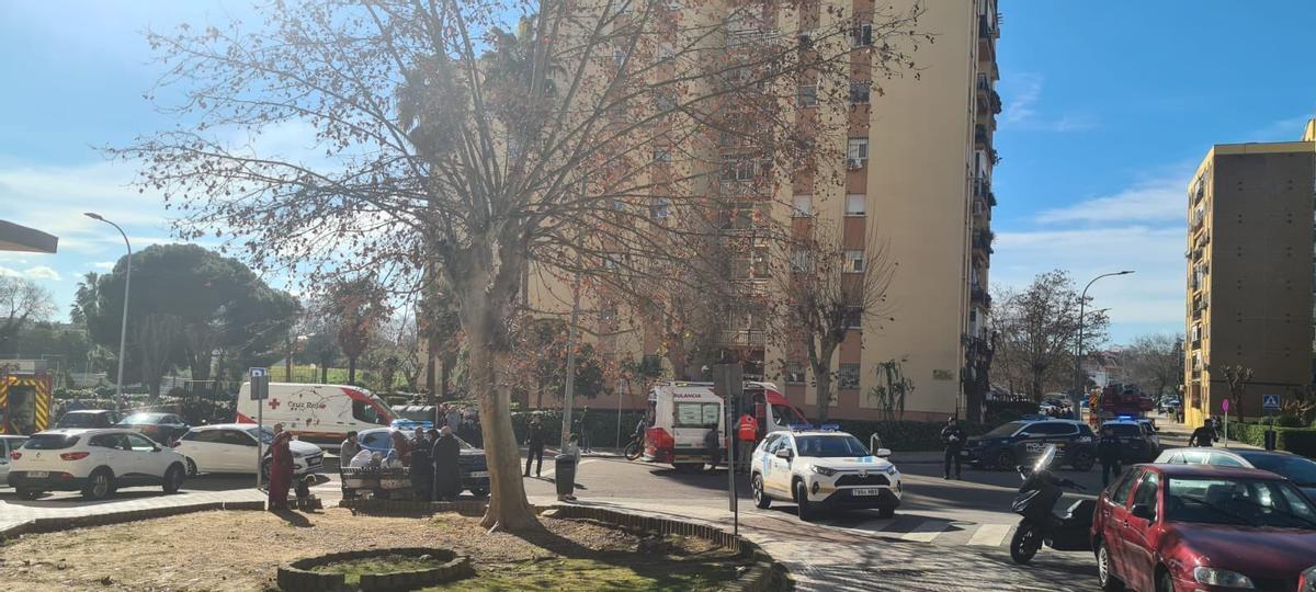 Aledaños del edificio afectado, junto a la avenida Augusto Vázquez de Badajoz.