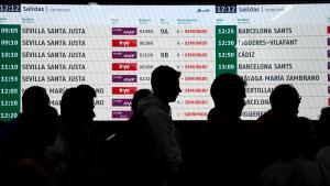 Viajeros esperan poder tomar el tren retrasado en la estación de Atocha