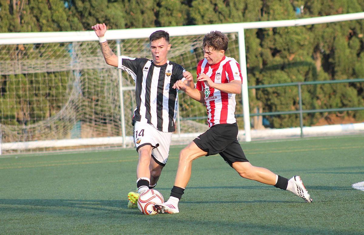 El jugador albinegro disputa el balón.