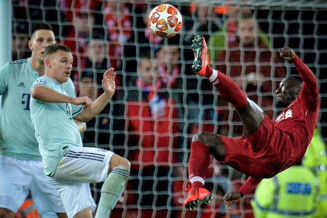 Joshua Kimmich (i) del Bayern en acción ante Sadio Mane (d) de Liverpool, este martes durante un partido de ida de la ronda 16 de la Liga de Campeones de la UEFA entre el Liverpool FC y el FC Bayern de Múnich, en el Anfield de Liverpool