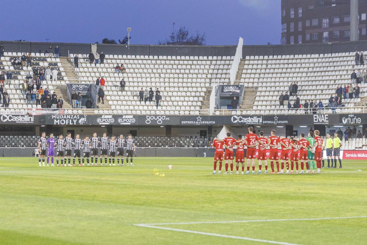El FC Cartagena forma durante un minuto de silencio antes de un partido de esta temporada