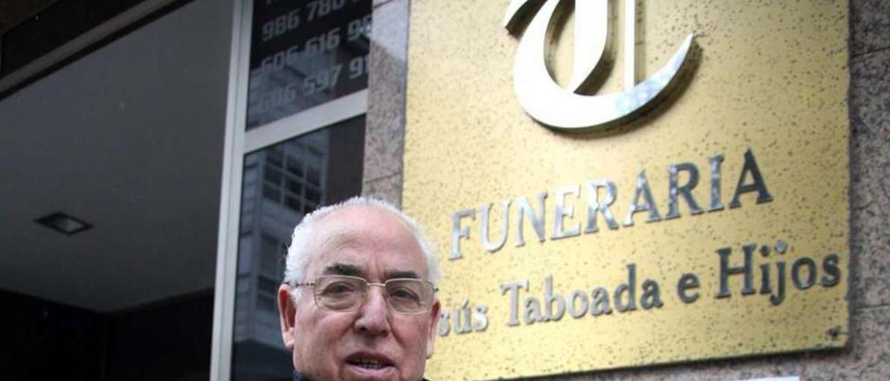 Jesús Taboada Barcala, ayer, delante de la funeraria que lleva su nombre. // Bernabé/Luismy