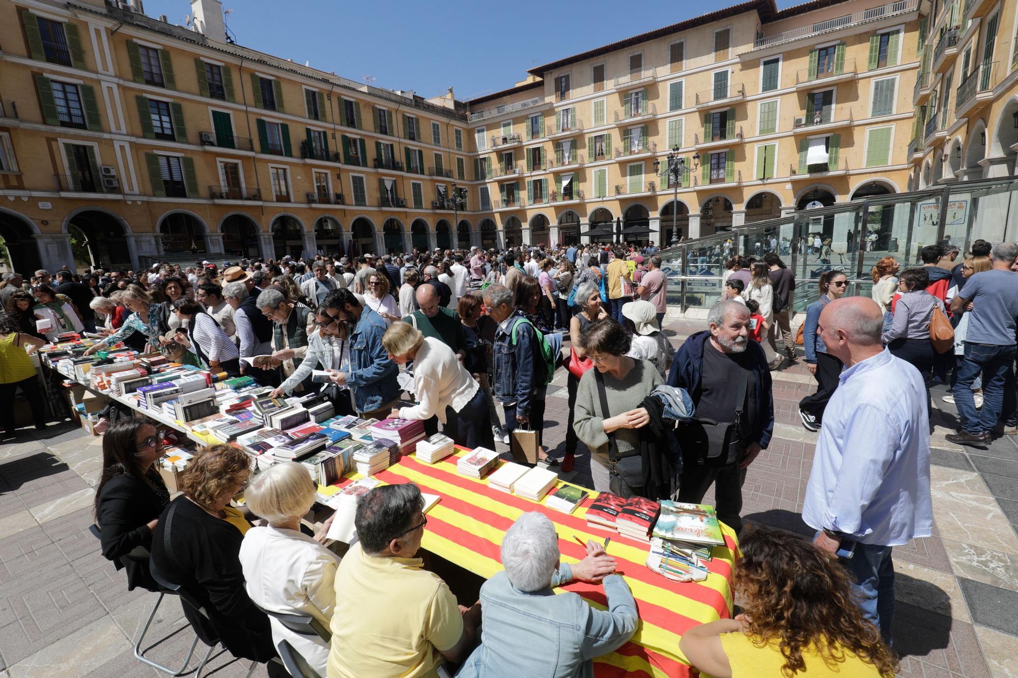 Día del Libro en Mallorca: Los lectores abarrotan el centro de Palma