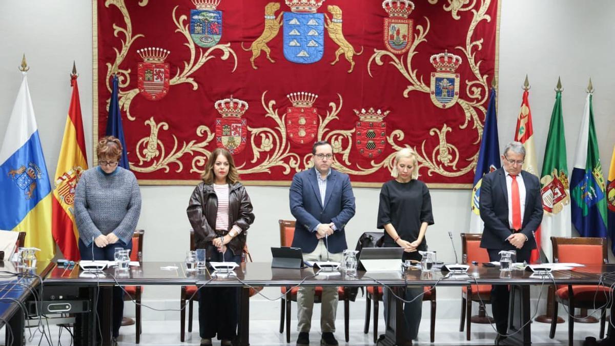 Imagen del minuto de silencio llevado a cabo en la comisión del Parlamento de Canarias.