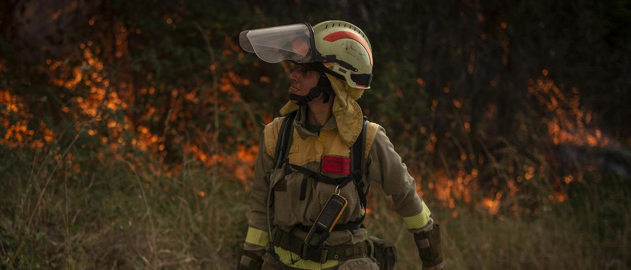 Una brigadista en el incendio de Carballeda de Valdeorras, Ourense, de 2022