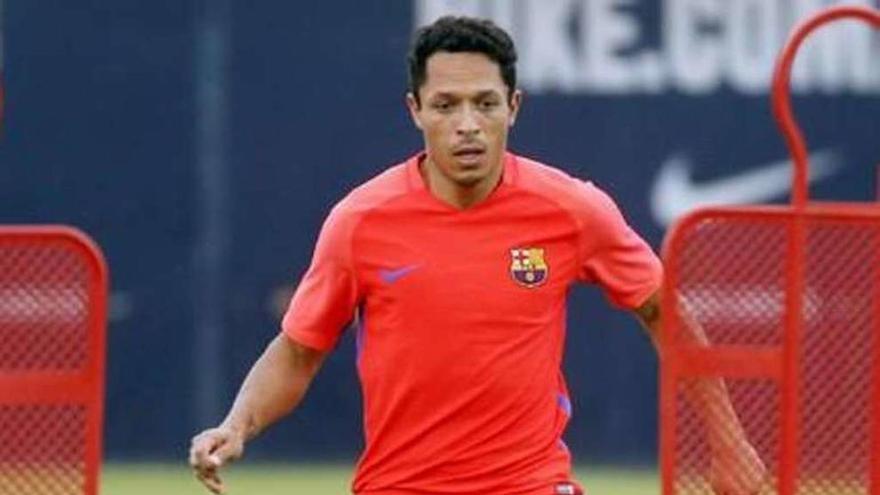 Adriano, durante un entrenamiento con el Barcelona. // Efe