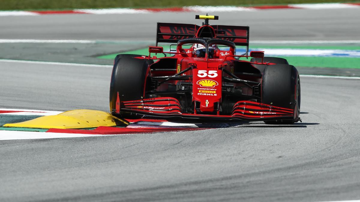 El piloto madrileño Carlos Sainz, a los mandos del Ferrari.
