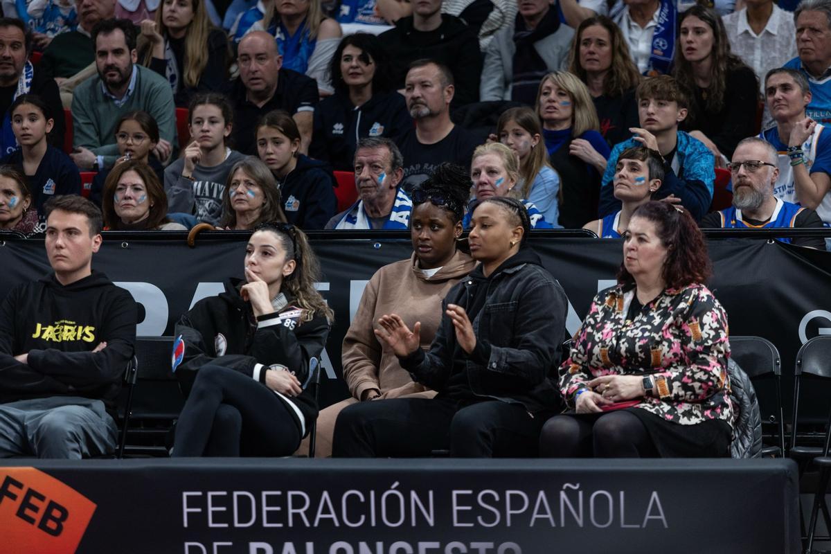 Mariona Ortiz, Tanaya Atkinson y Markeisha Gatling, en la gradas viendo la final